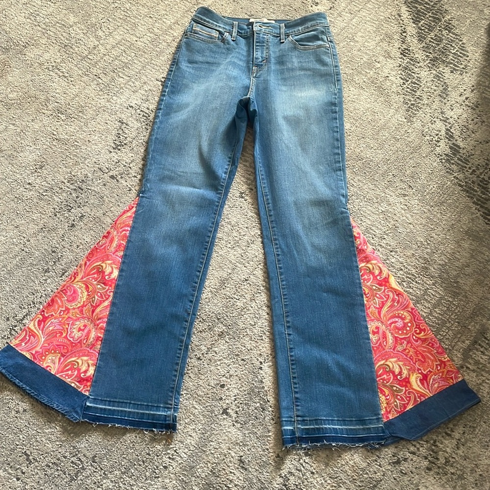 Ladies custom made paisley print bell bottom Levi’s Strauss & Co jeans Sz W28